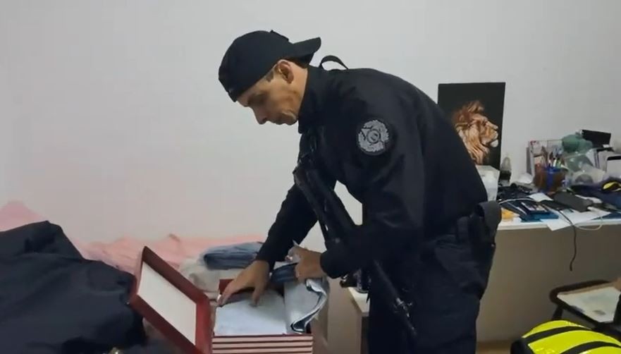 Polícia Civil faz operação contra lavagem de dinheiro do Comando Vermelho em 4 estados; 2 são presos
