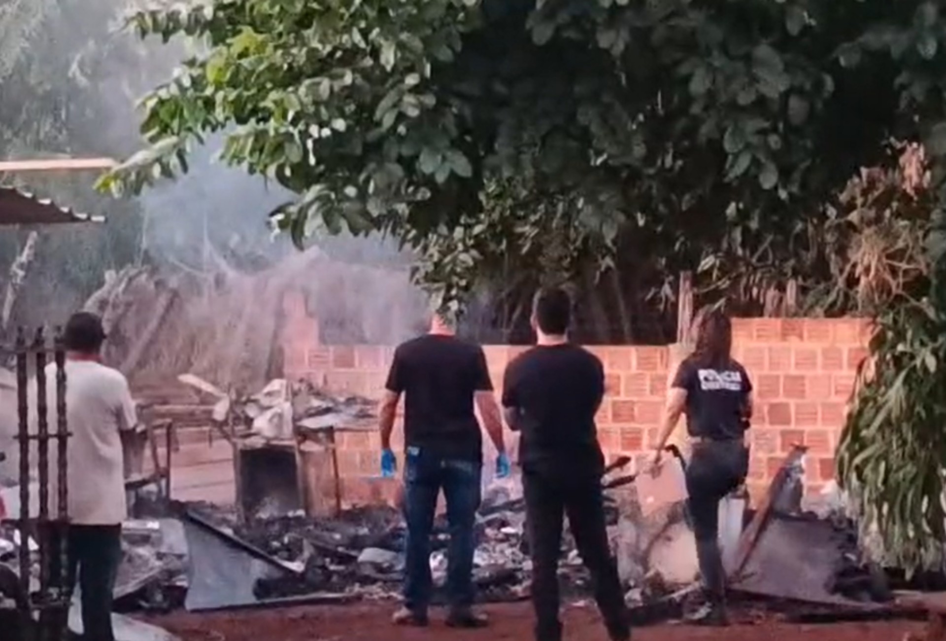 Homem morre carbonizado após incêndio em barraco nos fundos de residência em Dourados
